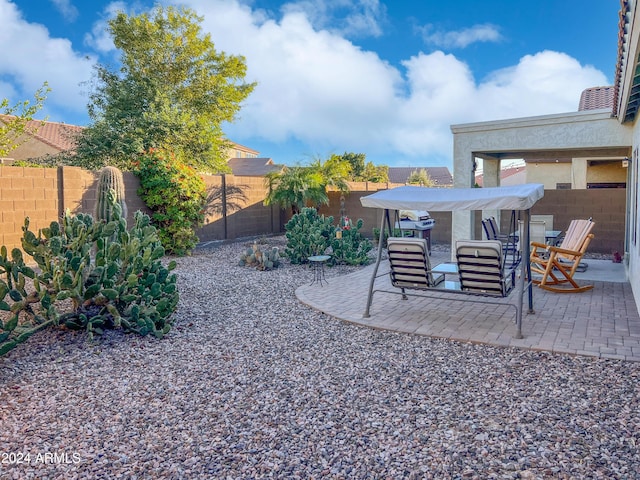 view of yard featuring a patio