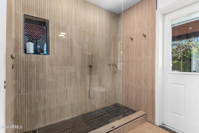 bathroom featuring a tile shower