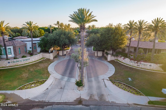 view of property's community featuring a lawn