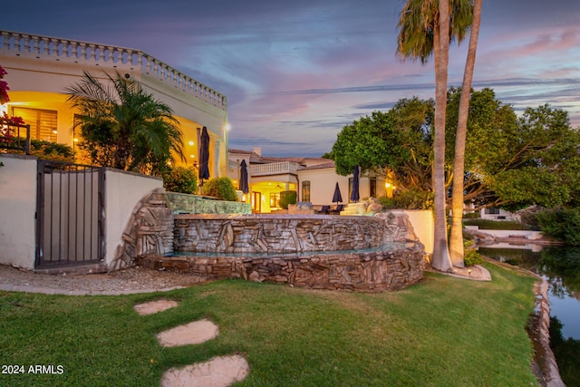 view of yard at dusk