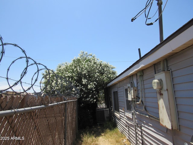 2045 S 6th Ave, Phoenix, AZ 85003 - view of side of home