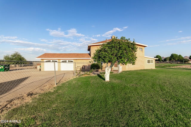 view of front of home featuring a front yard