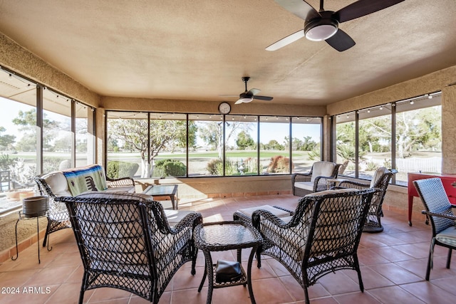 sunroom with ceiling fan