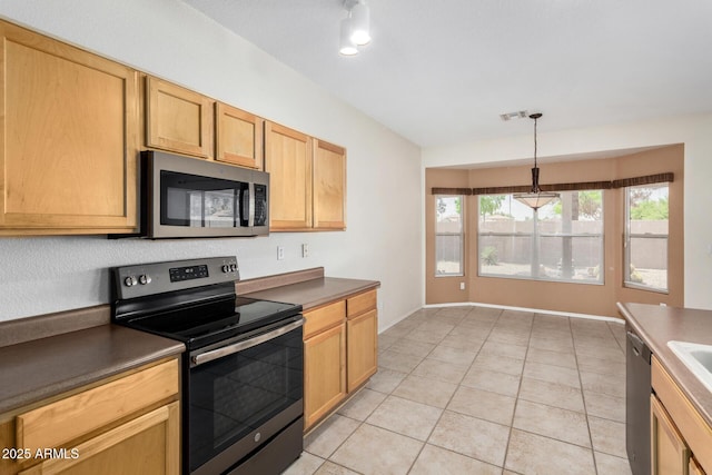 6372 S Callaway Dr, Chandler, AZ 85249 - kitchen with visible vents, baseboards, light tile patterned floors, dark countertops, and stainless steel appliances