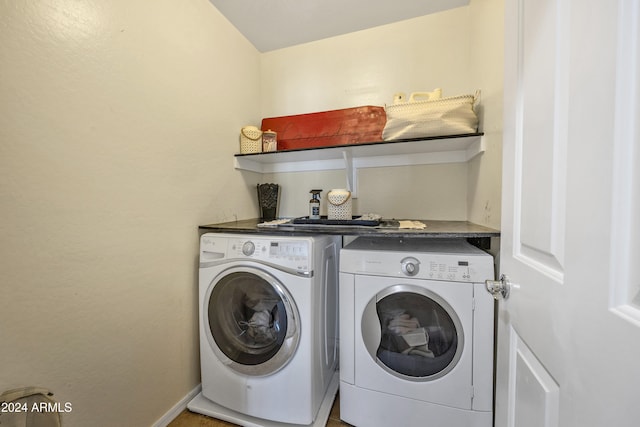 washroom featuring washing machine and clothes dryer