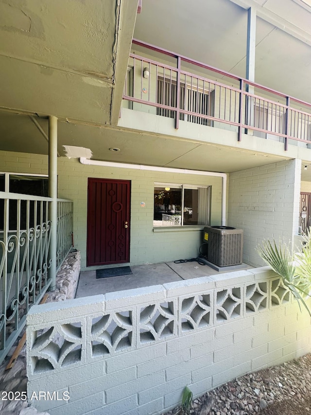 1702 W Tuckey Ln Unit 116, Phoenix, AZ 85015 - entrance to property featuring a balcony and concrete block siding