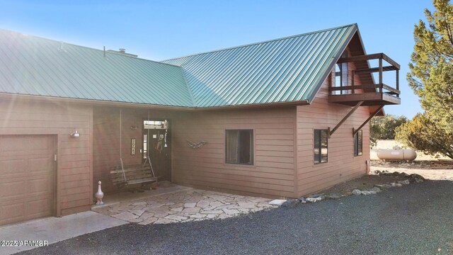 view of front facade with metal roof
