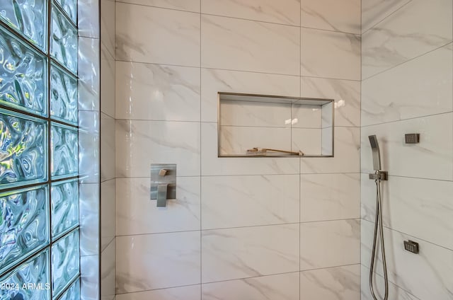 bathroom featuring a tile shower