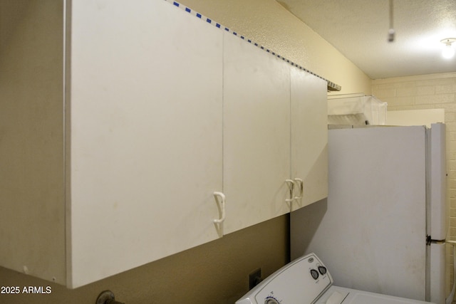 3519 W Libby St, Glendale, AZ 85308 - laundry room featuring washer / dryer, a textured ceiling, and cabinet space