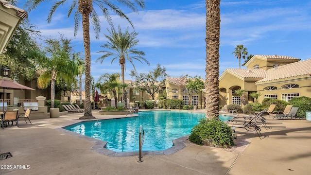 5335 E Shea Blvd Unit 1094, Scottsdale, AZ 85254 - community pool with a patio area