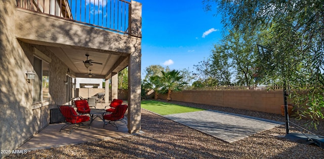 view of patio featuring a fenced backyard and ceiling fan