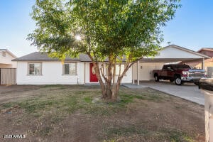 view of front of property featuring a carport