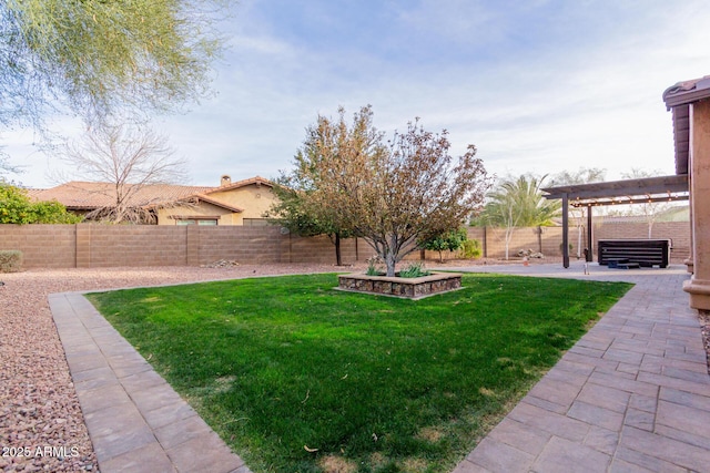 view of yard with a pergola, a jacuzzi, and a patio area