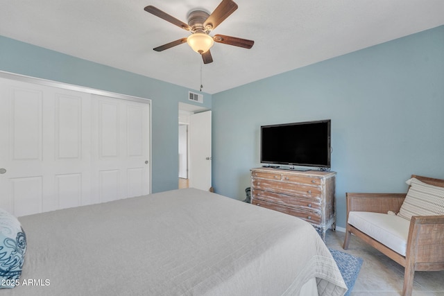 bedroom with ceiling fan, a closet, and visible vents