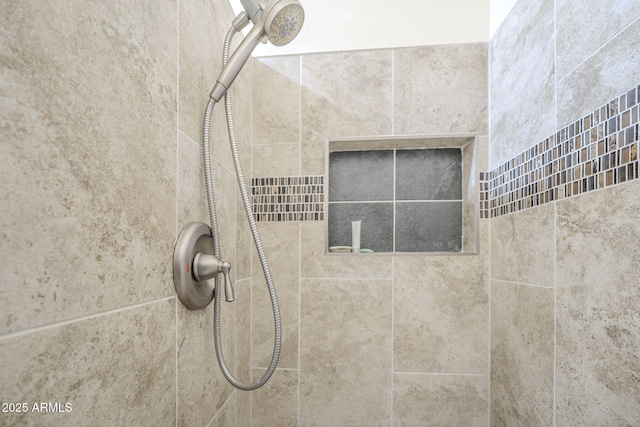 details featuring tiled shower