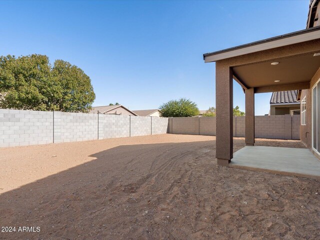 view of yard featuring a patio area