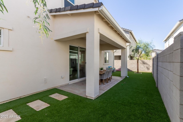 view of yard featuring a patio area and fence