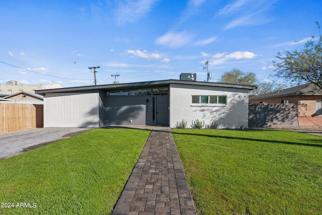 ranch-style house featuring a front yard