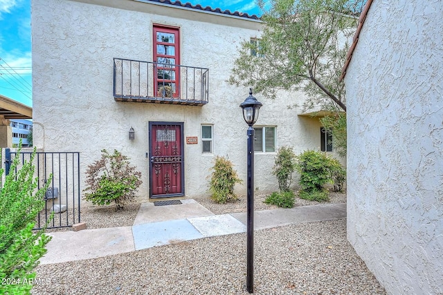 view of front of house with a balcony