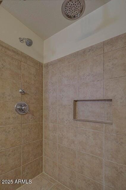 bathroom featuring tiled shower