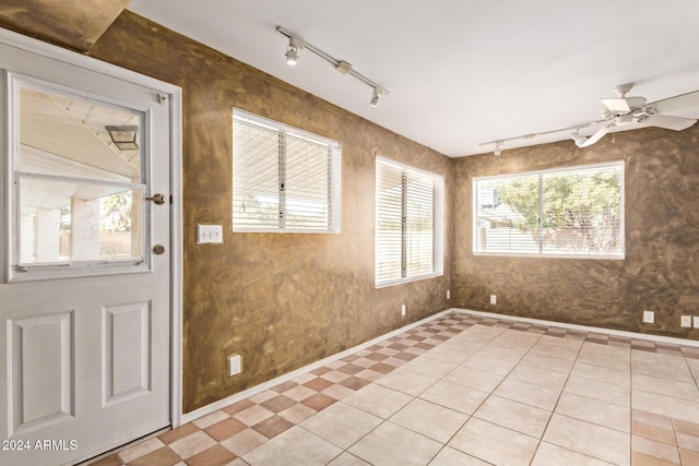 foyer featuring ceiling fan, a healthy amount of sunlight, light tile patterned flooring, and track lighting