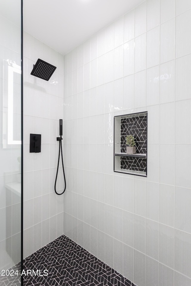 bathroom featuring a tile shower