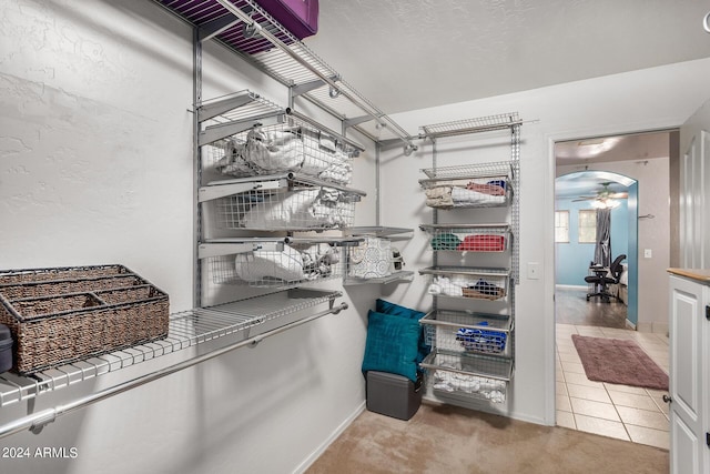 walk in closet featuring ceiling fan and light tile patterned floors