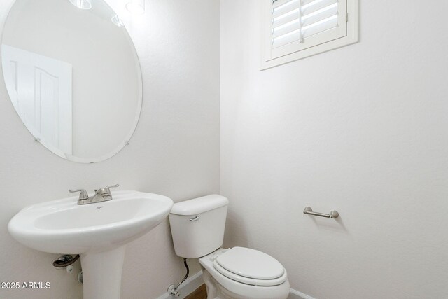 4389 E Muirfield St, Gilbert, AZ 85298 - bathroom featuring baseboards and toilet