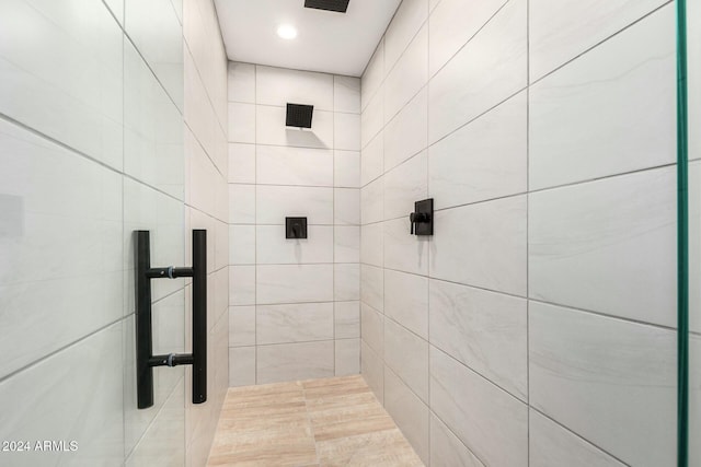 bathroom featuring a tile shower