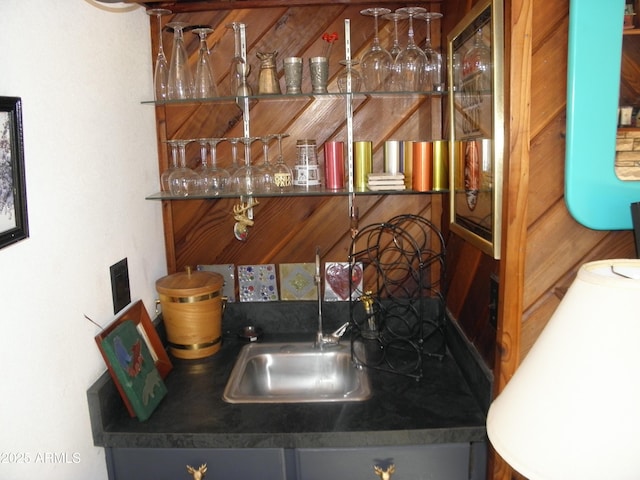 interior details featuring wet bar