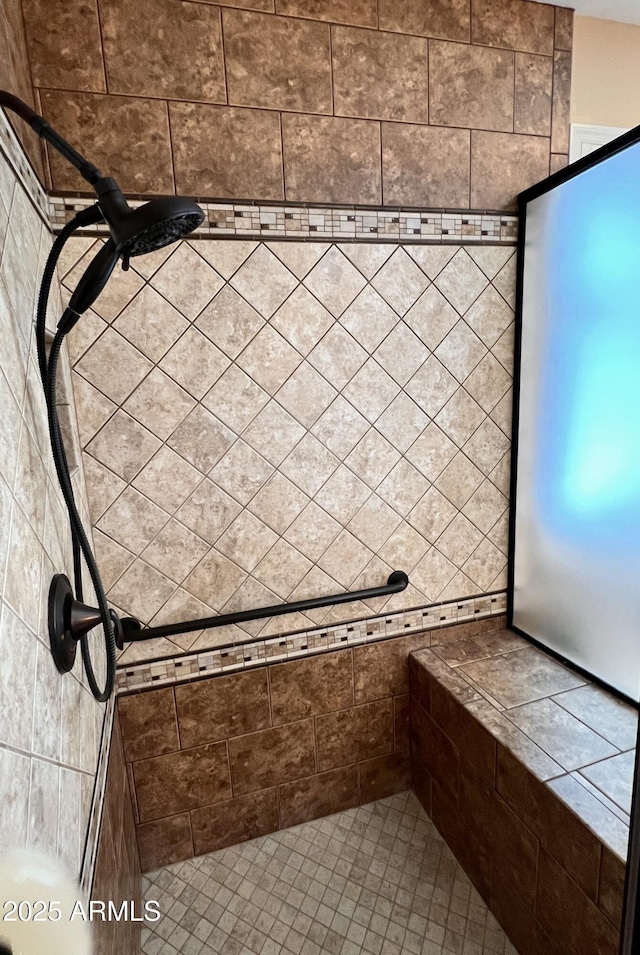 full bathroom featuring tiled shower