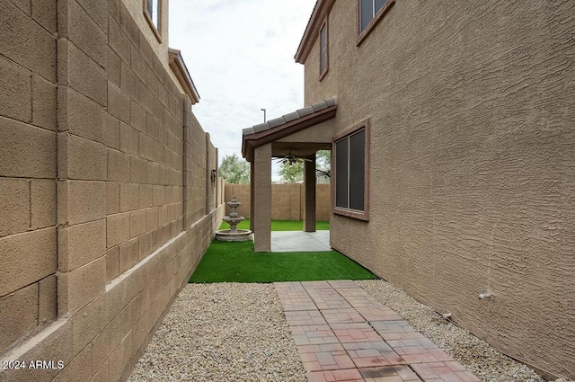 view of yard featuring a patio area