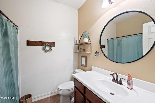 full bathroom with curtained shower, vanity, and toilet