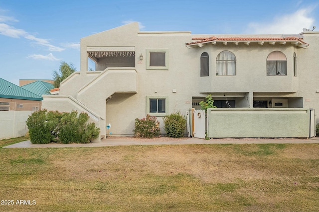 view of front facade featuring a front lawn