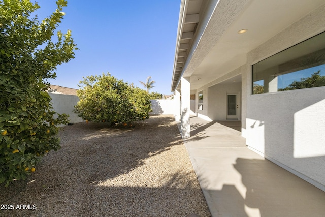 view of yard featuring a patio