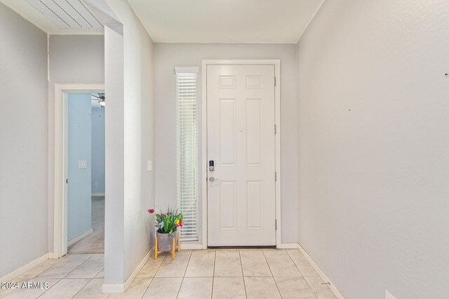 unfurnished room featuring light tile patterned flooring and ceiling fan