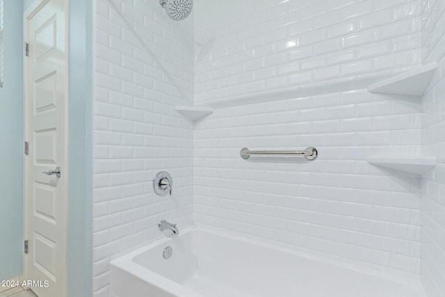 bathroom featuring tiled shower / bath combo