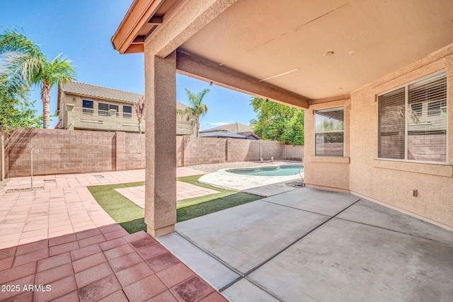 11318 W Monte Vista Rd, Avondale, AZ 85392 - fenced backyard with a patio area