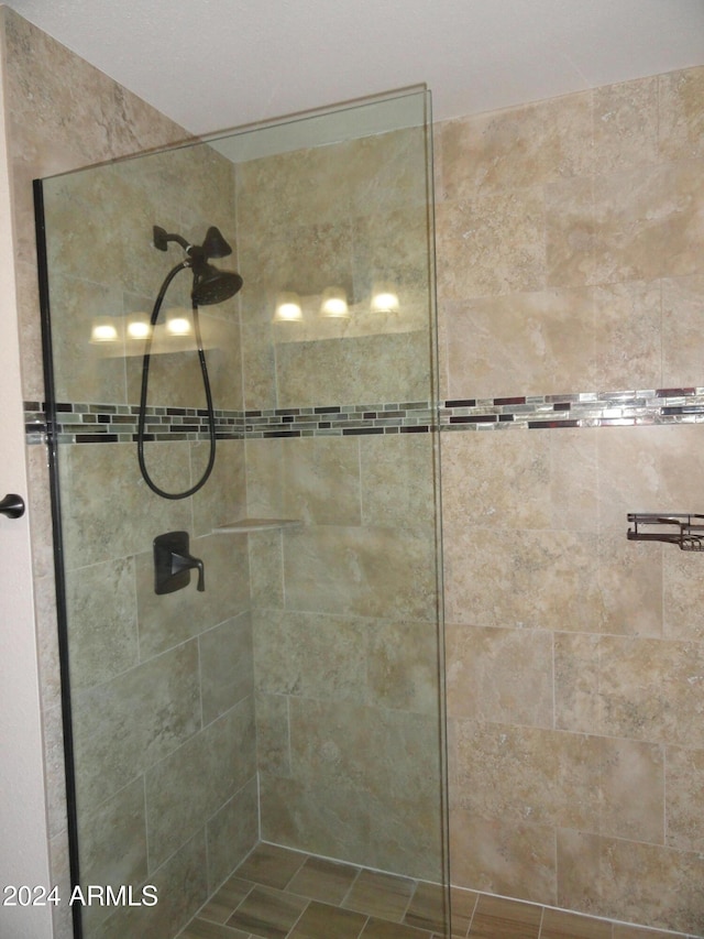 bathroom featuring a tile shower