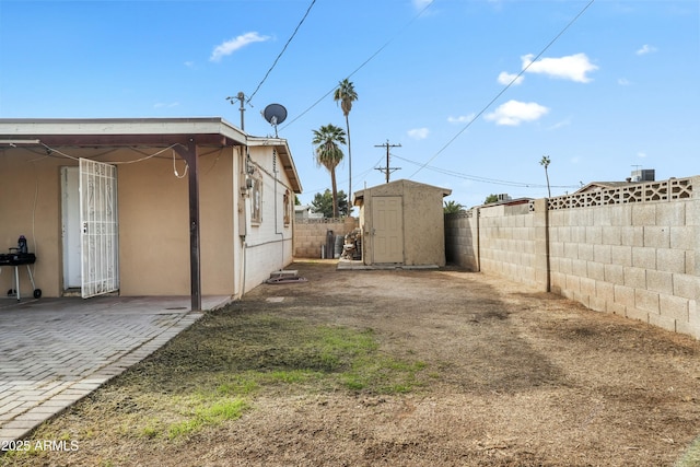 view of yard with a shed