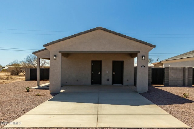 view of front of home featuring fence and stucco siding