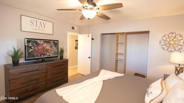 4905 E Horseshoe Ln, Cottonwood, AZ 86326 - bedroom with a closet, visible vents, and ceiling fan