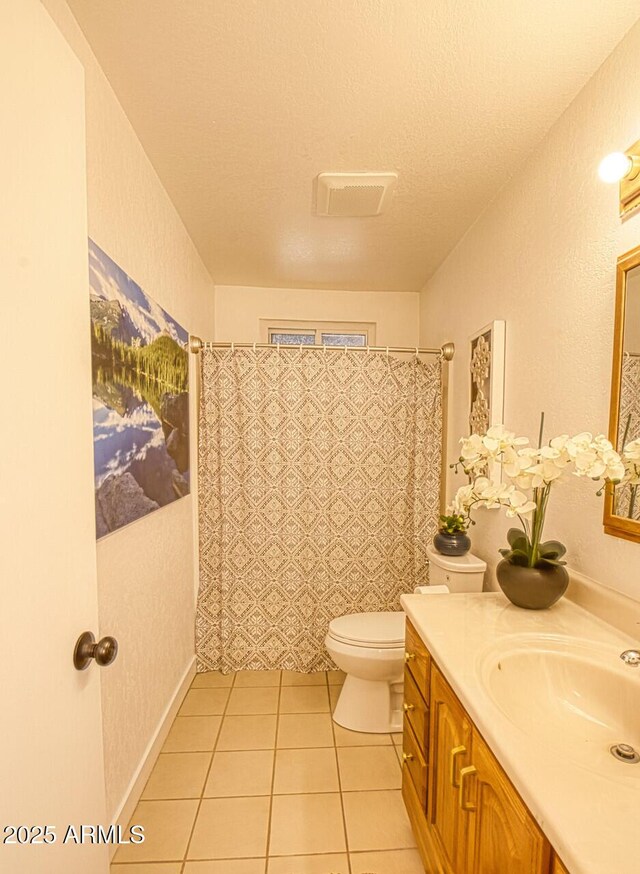 4905 E Horseshoe Ln, Cottonwood, AZ 86326 - bathroom featuring tile patterned floors, a shower with curtain, toilet, vanity, and a textured ceiling