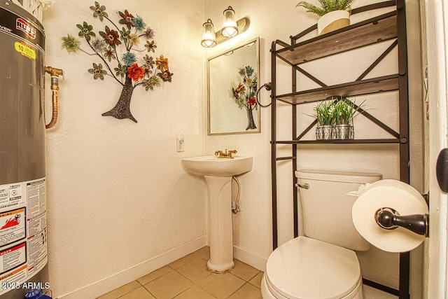 4905 E Horseshoe Ln, Cottonwood, AZ 86326 - half bath with water heater, toilet, tile patterned flooring, and baseboards