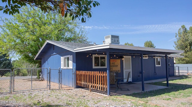 4905 E Horseshoe Ln, Cottonwood, AZ 86326 - view of front facade with fence, a gate, a patio area, and central AC