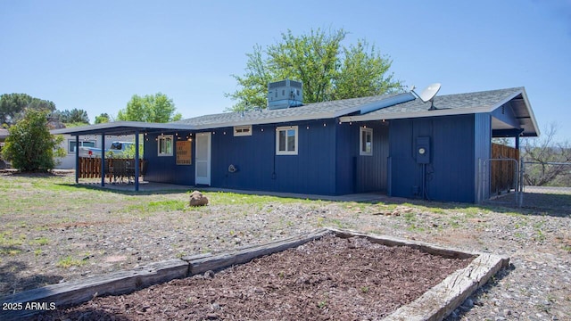 4905 E Horseshoe Ln, Cottonwood, AZ 86326 - rear view of property featuring a shingled roof and fence