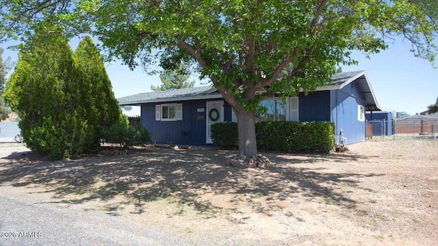 4905 E Horseshoe Ln, Cottonwood, AZ 86326 - view of front of house featuring fence