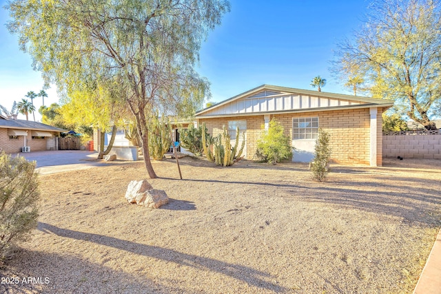 view of front of property