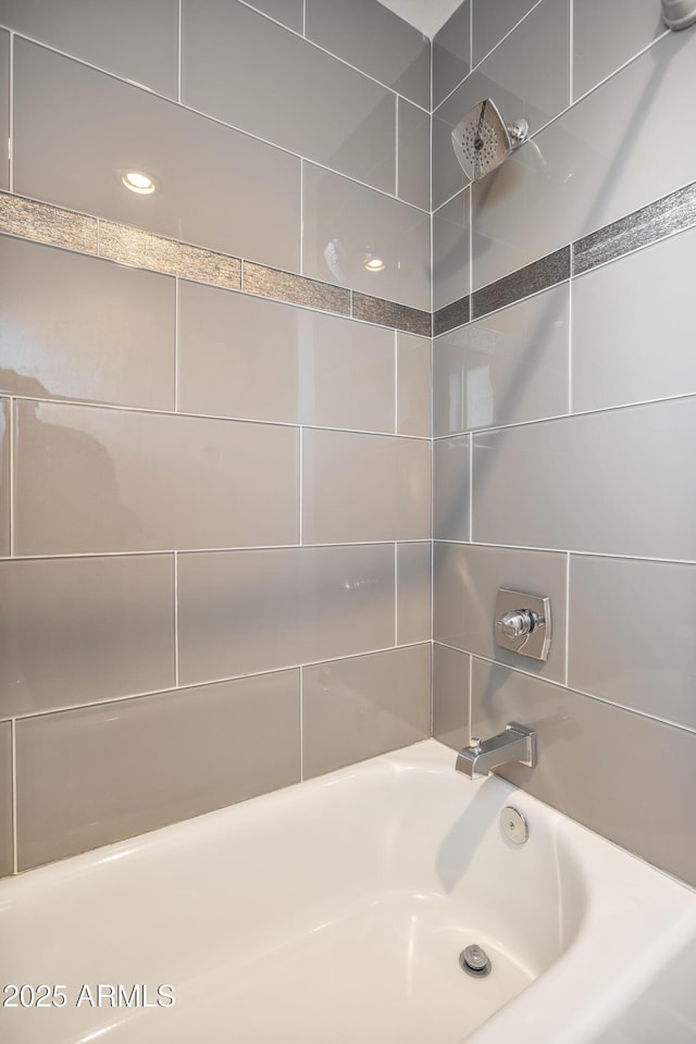 bathroom featuring tiled shower / bath combo