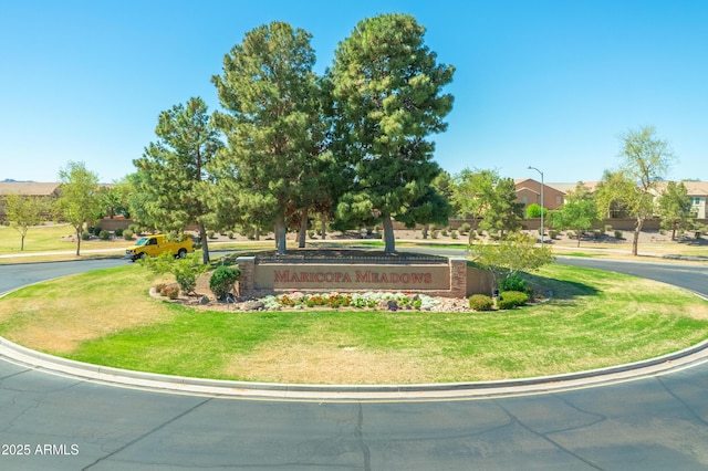 view of property's community featuring a lawn